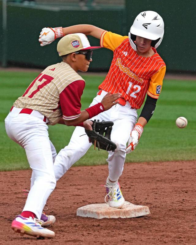 Boerne, Texas' Gage Steubing (12) avoids the force out at second as Henderson, Nev.'s Russell M ...