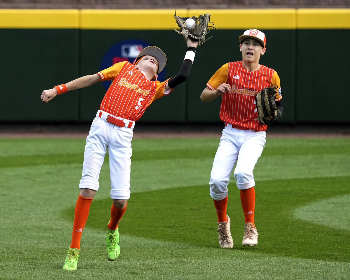 Boerne, Texas' Jet Matthews (5) makes the catch on a fly ball hit by Henderson, Nev.'s Russell ...