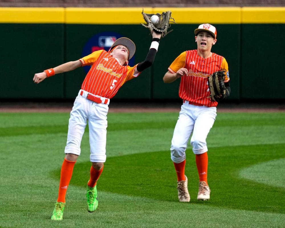 Boerne, Texas' Jet Matthews (5) makes the catch on a fly ball hit by Henderson, Nev.'s Russell ...