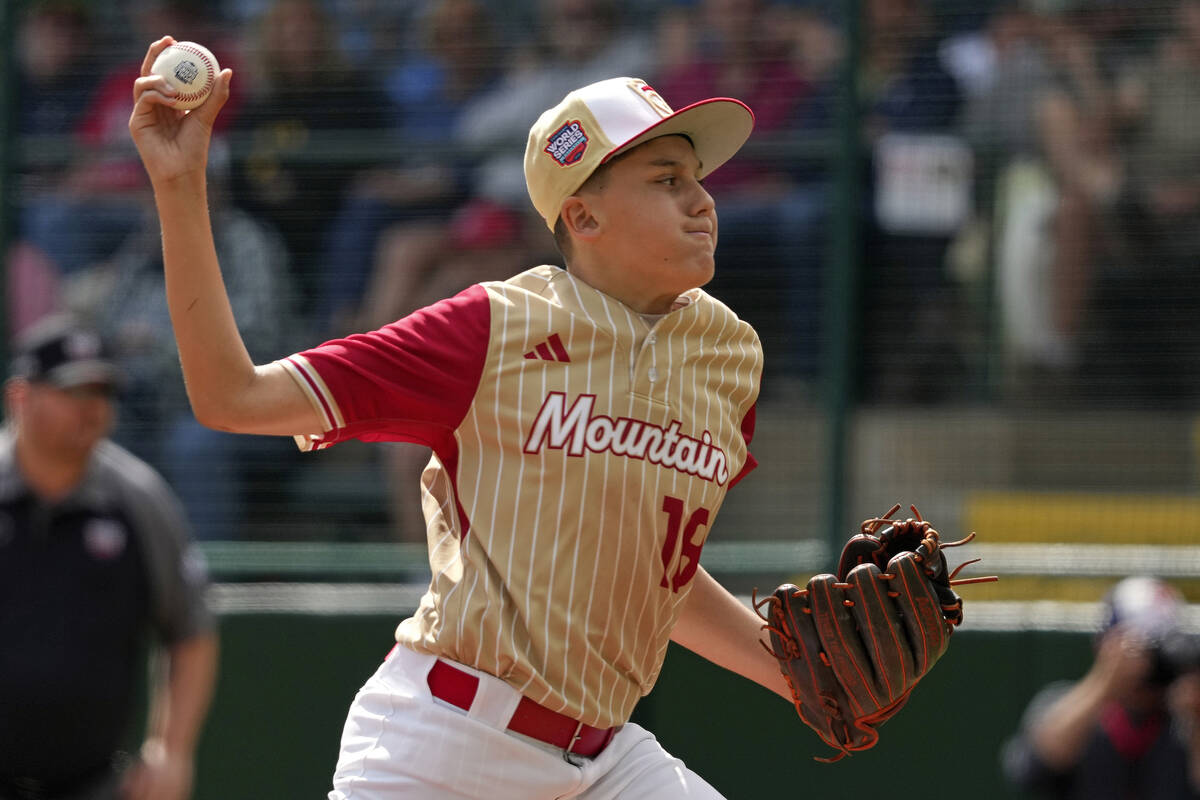 Henderson, Nev.'s Wyatt Erickson delivers during the first inning of a baseball game against Bo ...