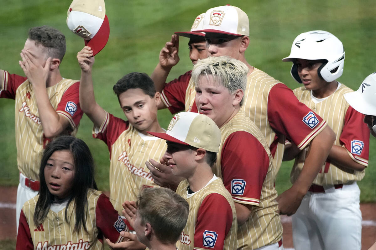 Henderson, Nev., players acknowledge fans after their loss to Lake Mary, Fla., in a baseball ga ...