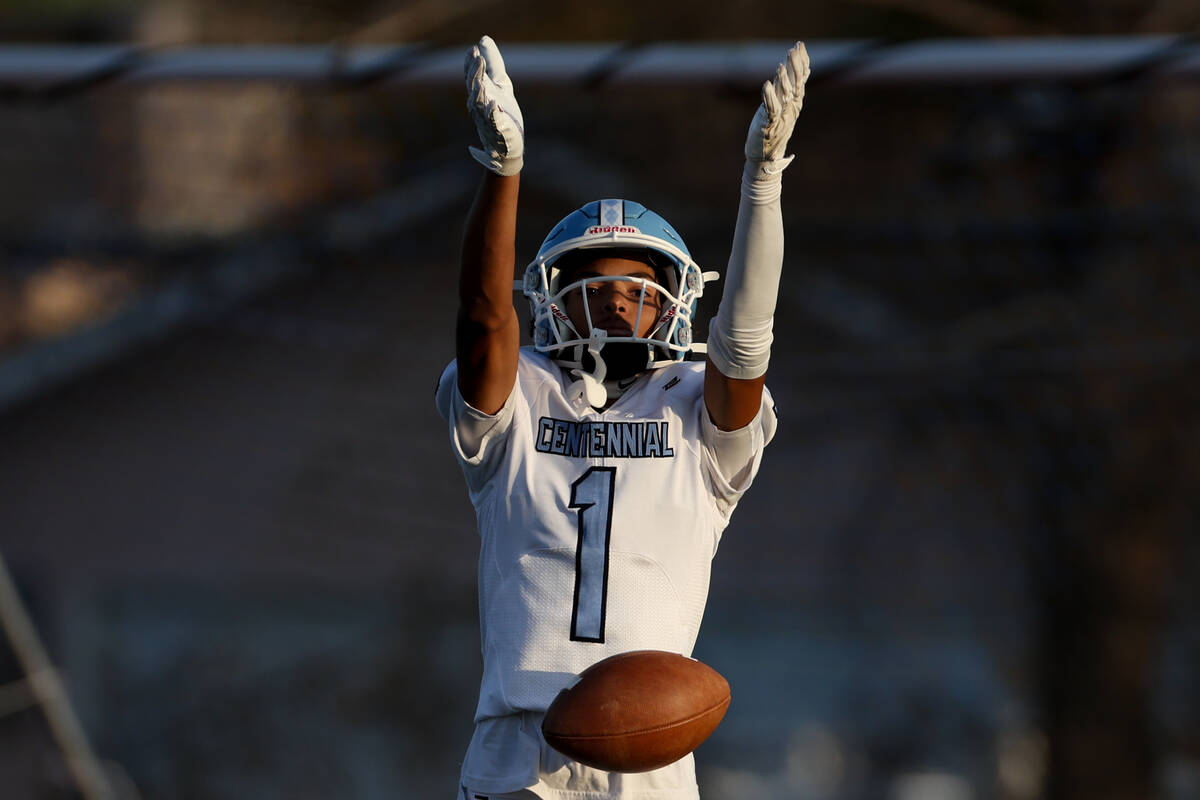 Centennial wide receiver Jayden "Jet" Thomas (1) blows a kiss to the crowd after scor ...