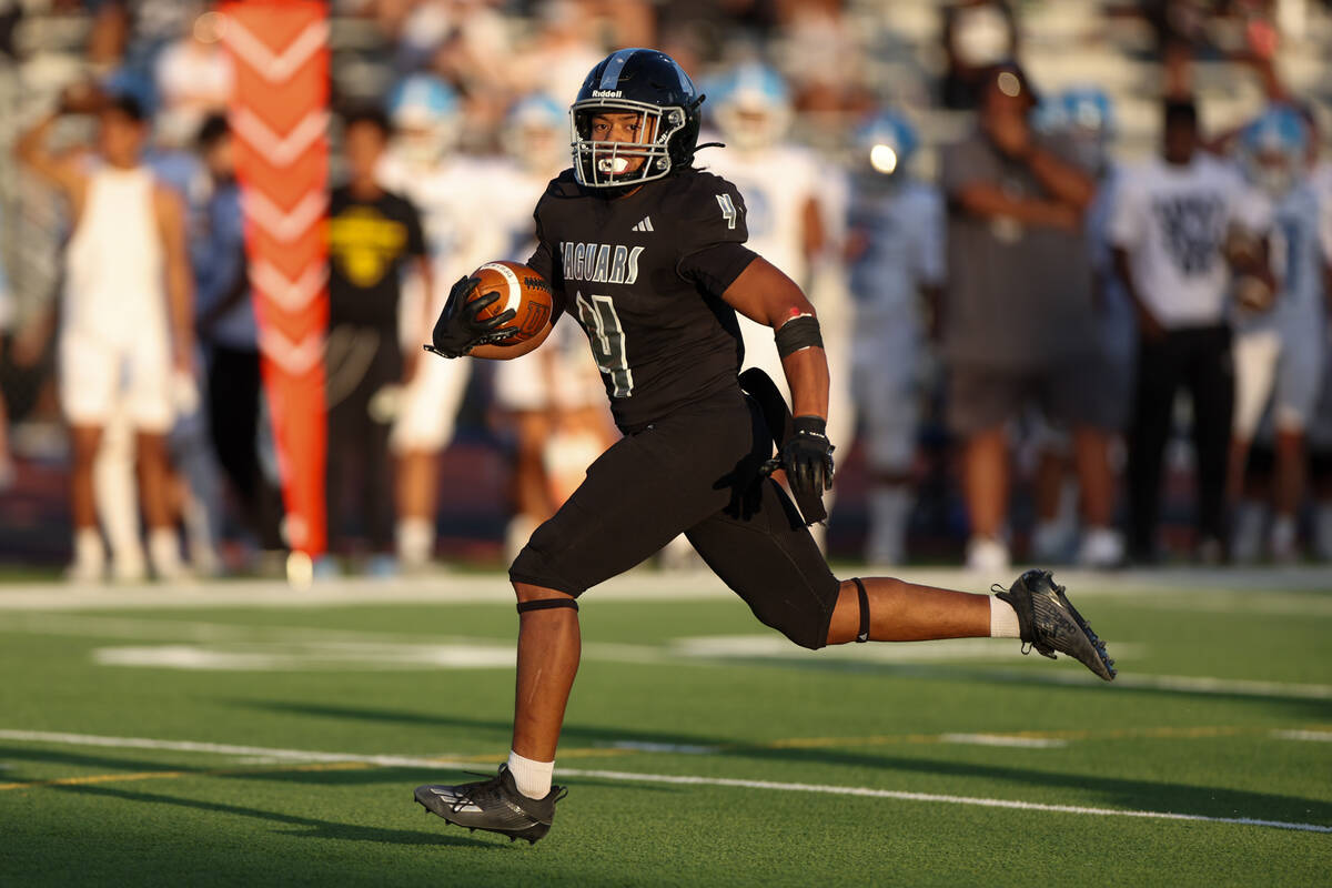 Desert Pines running back Isaiah Te'o (4) runs up the field before scoring during the first hal ...