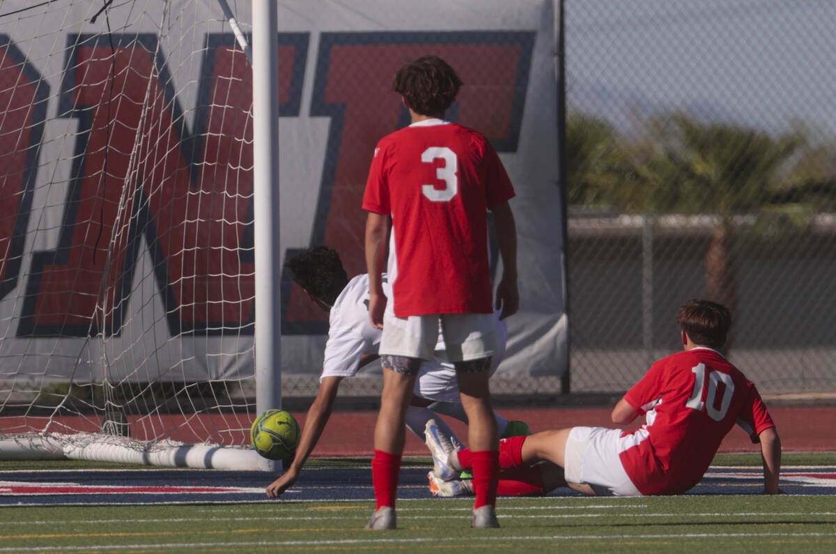 during a soccer game at Coronado High School on Tuesday, Aug. 27, 2024. (Chase Stevens/Las Vega ...