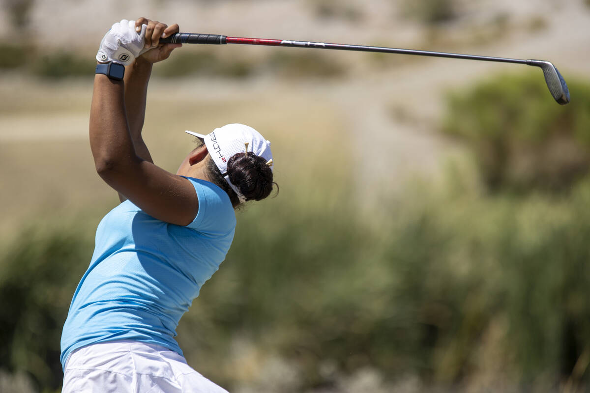 Sierra Vista’s Taelor Williams competes with multiple tees in her hair during the Class ...