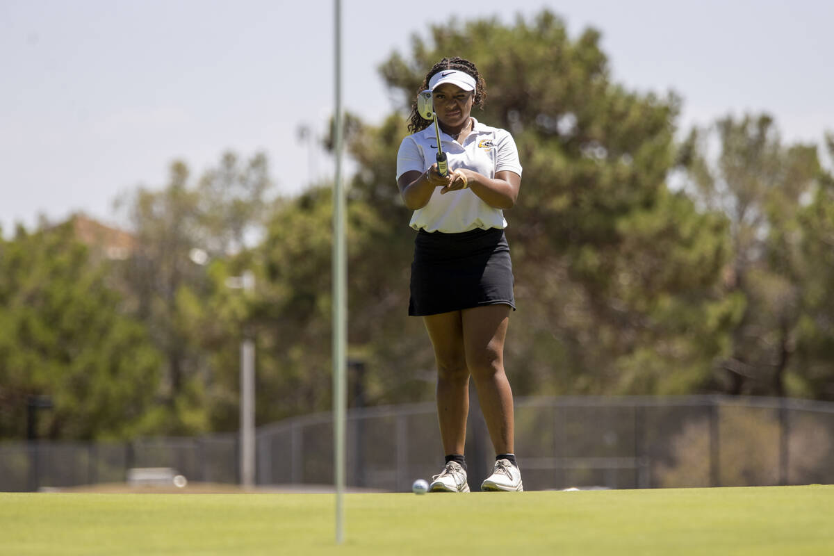 Clark’s Alliah Jordan aims for the hole during the Class 5A Mountain League girls golf m ...