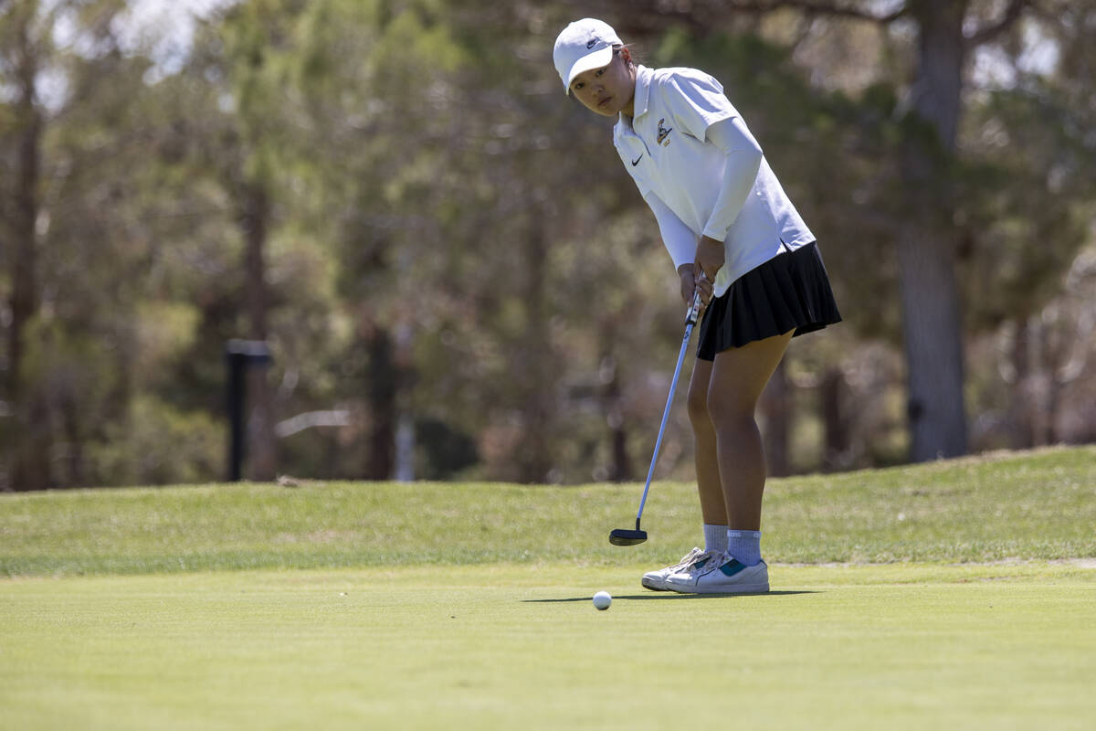 Clark’s Cydney Ha putts her ball during the Class 5A Mountain League girls golf match at ...