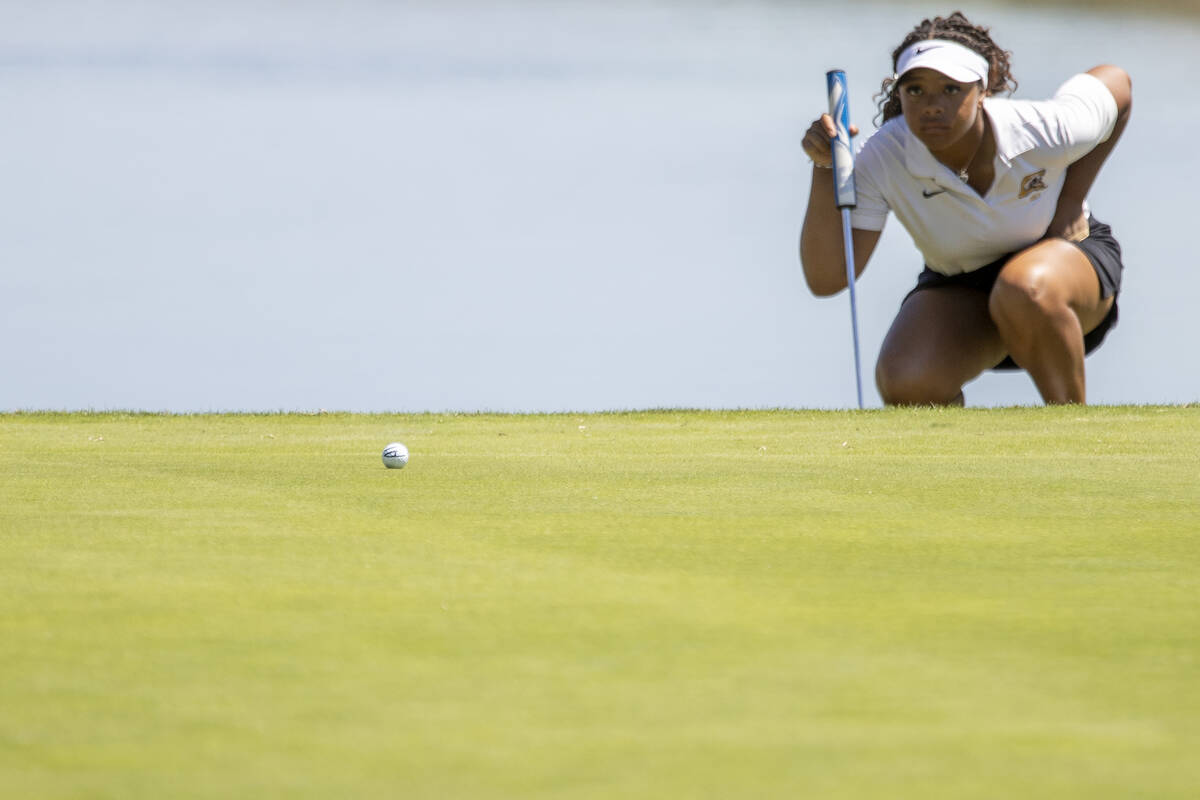 Clark’s Alliah Jordan aims for the hole during the Class 5A Mountain League girls golf m ...