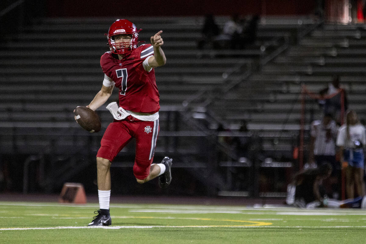 Arbor View quarterback Thaddeus Thatcher (7) directs a teammate up the field during the Class 5 ...