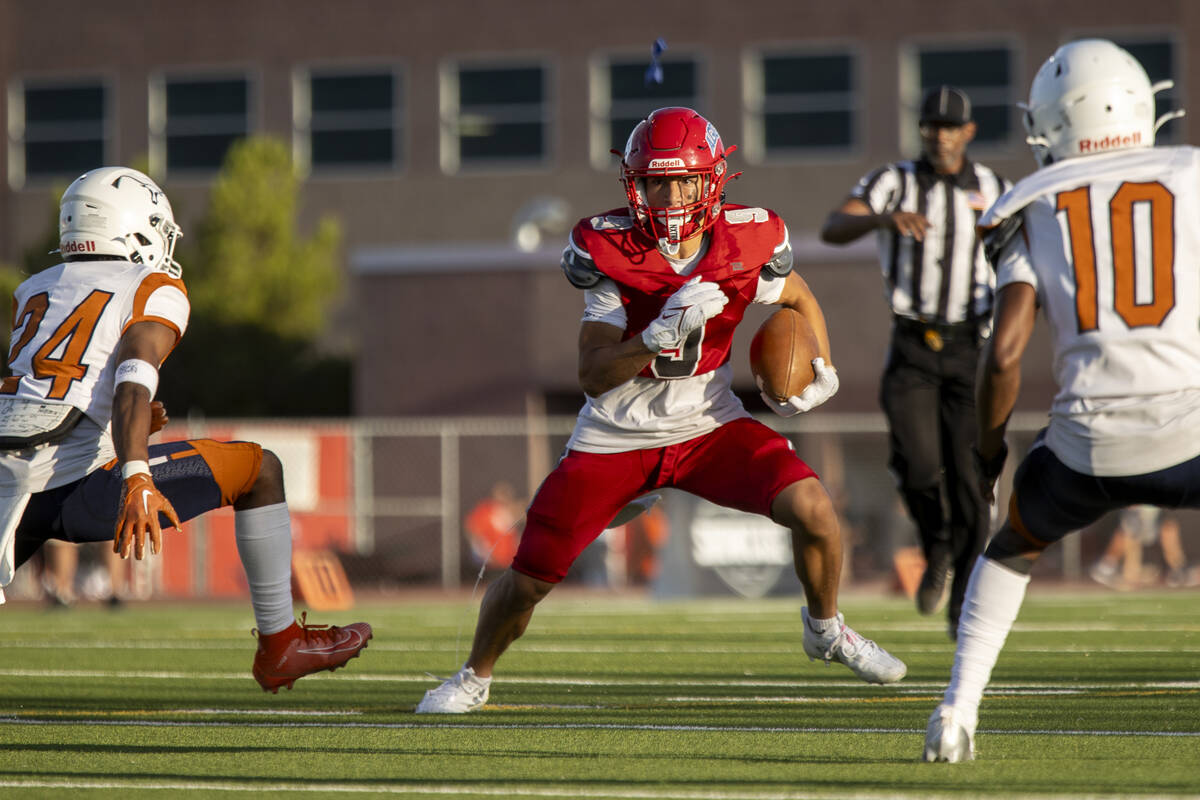 Arbor View wide receiver Kai Cypher (9) runs with the ball during the Class 5A high school &#x2 ...