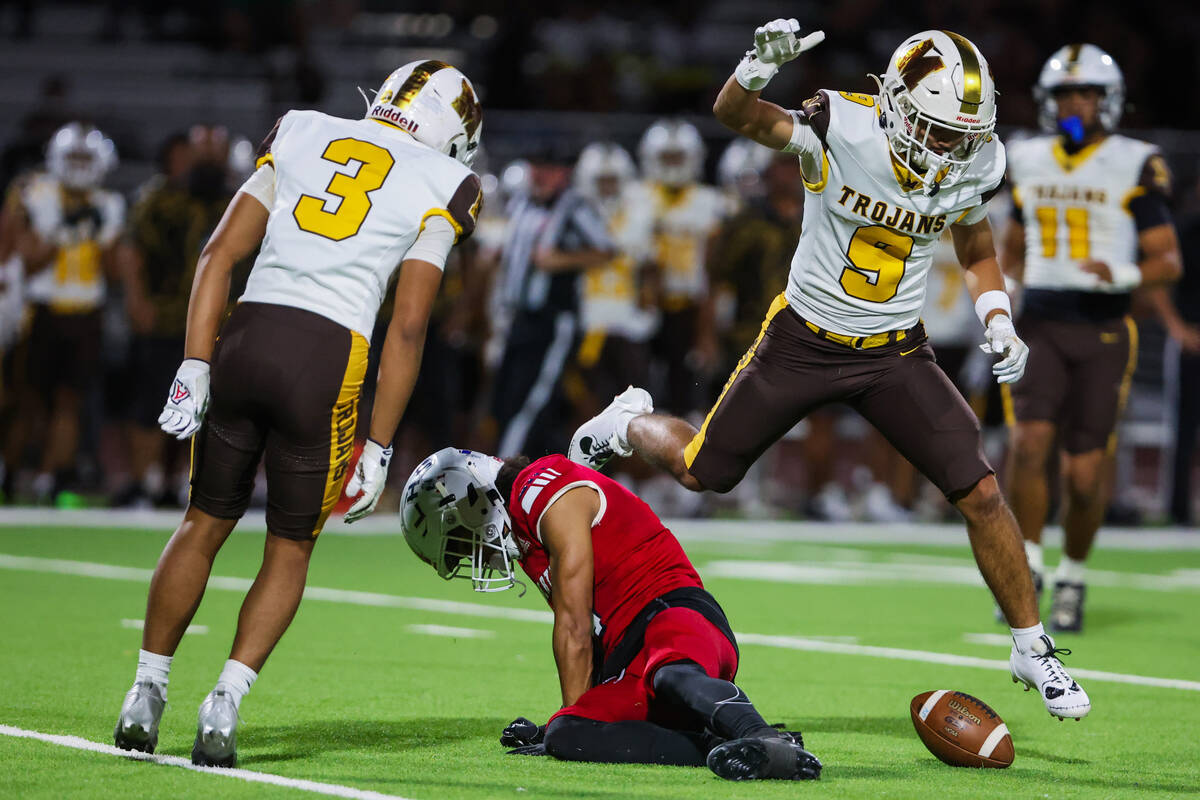 Liberty wide receiver Giovanni Criss (4) fails to catch the ball as Mililani defensive back Kay ...