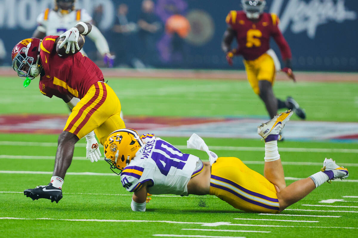 Southern California wide receiver Zachariah Branch (1) carries the ball as LSU linebacker Whit ...