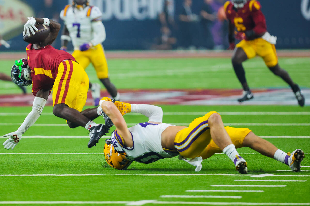 Southern California wide receiver Zachariah Branch (1) carries the ball as LSU linebacker Whit ...