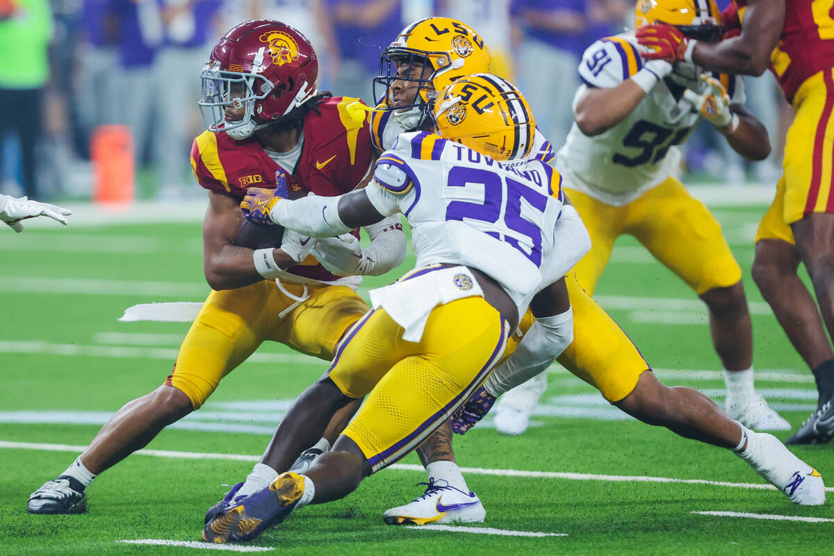 Southern California wide receiver Makai Lemon (6) hustles the ball through LSU defense during t ...