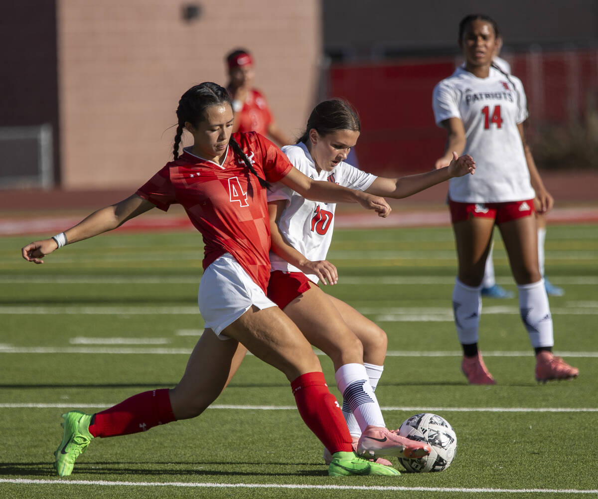 Arbor View sophomore Sophia Sachs (4) and Liberty freshman Sophia Campilongo (10) compete for t ...