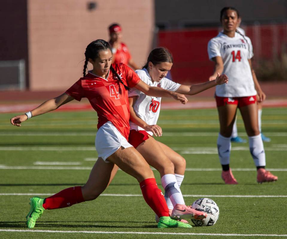 Arbor View sophomore Sophia Sachs (4) and Liberty freshman Sophia Campilongo (10) compete for t ...