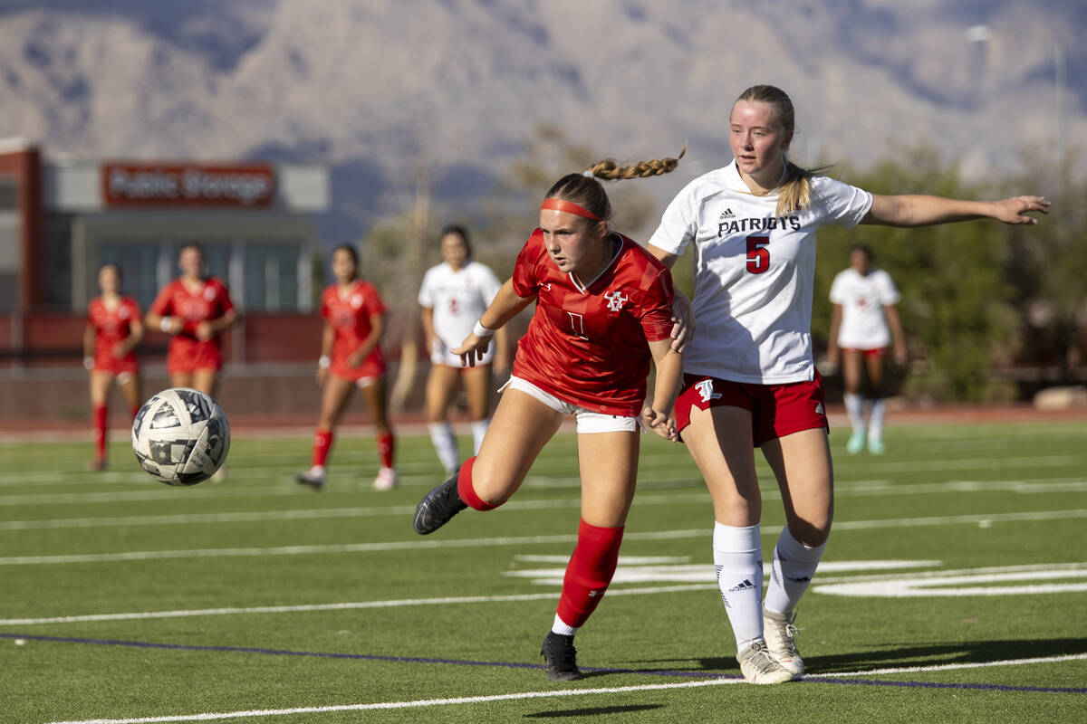 Arbor View sophomore Aspen Romeo (1) and Liberty defender Evyn Pallett (5) compete during the h ...