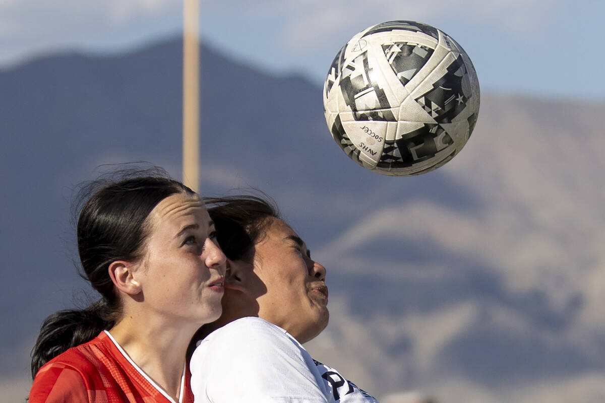 Arbor View senior Molly Marsh (2) and Liberty junior Kaimiinameapono Wills (18) compete for the ...