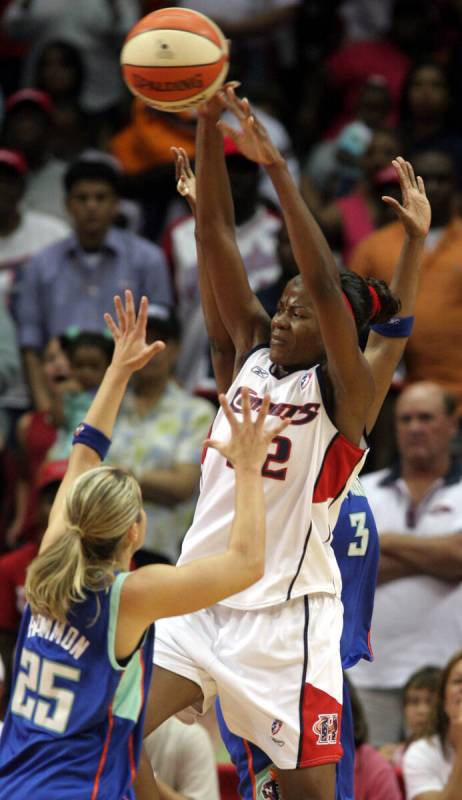 Houston Comets forward Sheryl Swoopes (22) shoots the ball over New York Liberty guard Becky Ha ...