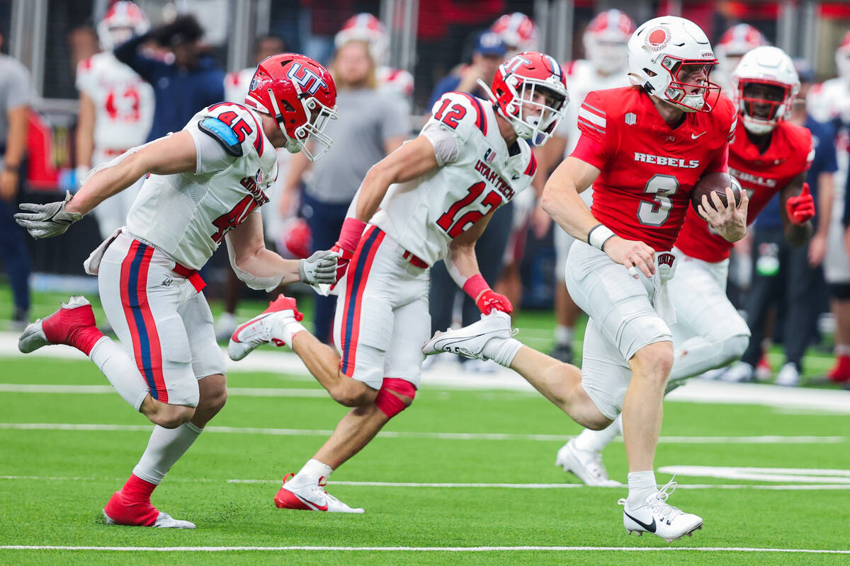 UNLV quarterback Matthew Sluka (3) runs the ball to the end zone for a touchdown during an NCAA ...