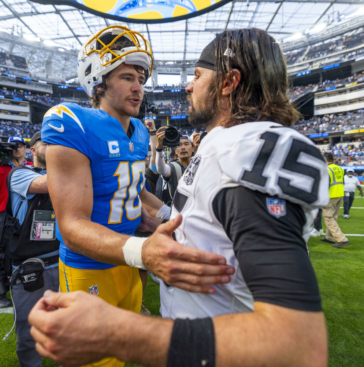 Raiders quarterback Gardner Minshew (15) and Los Angeles Chargers quarterback Justin Herbert (1 ...