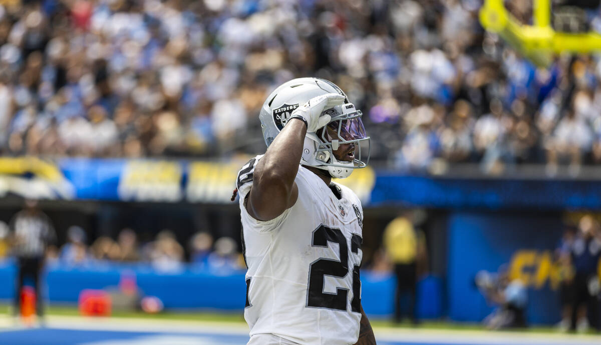 Raiders running back Alexander Mattison (22) salutes the crowd after a score against the Los An ...