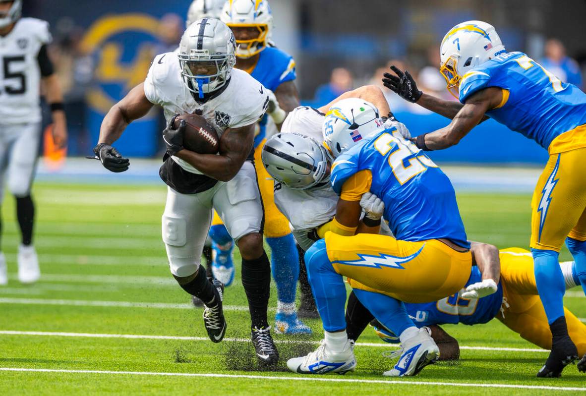 Raiders running back Zamir White (3) breaks for open ground on a run against the Los Angeles Ch ...