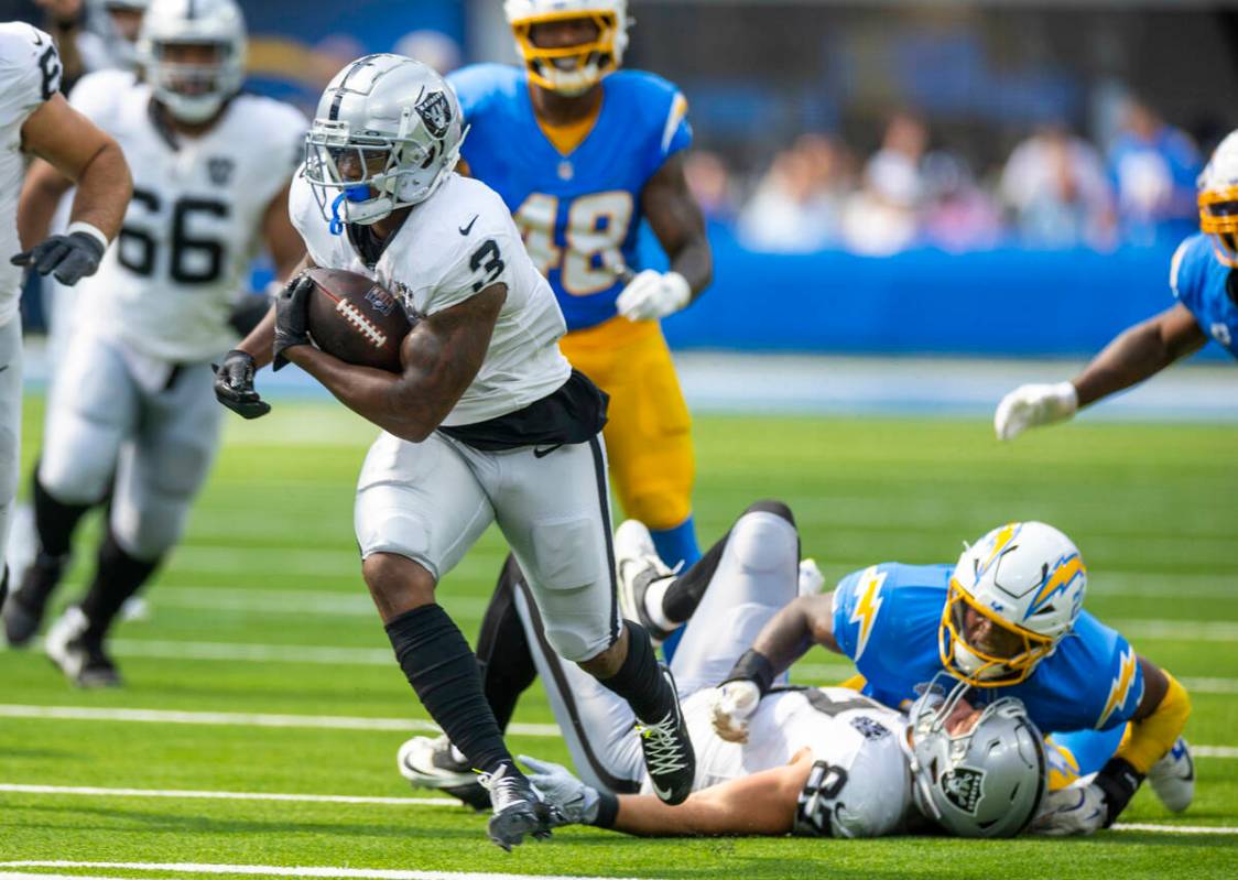 Raiders running back Zamir White (3) breaks for open ground on a run against the Los Angeles Ch ...