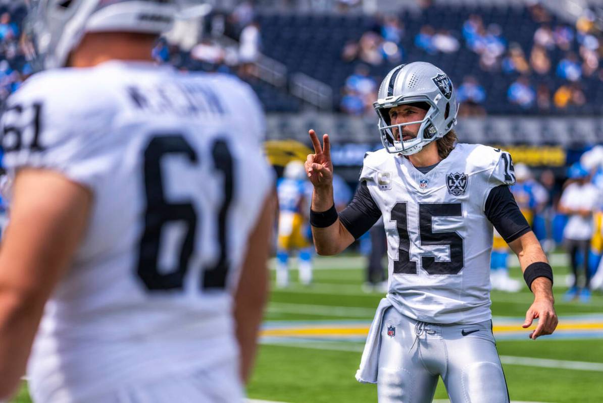 Raiders quarterback Gardner Minshew (15) talks to a teammate as they warm up to face the Los An ...