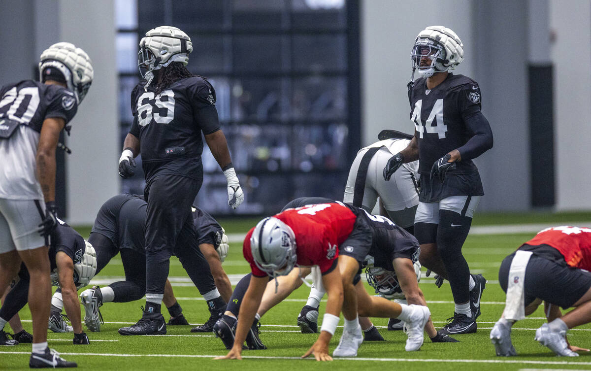 Raiders linebacker K'Lavon Chaisson (44) runs sprints in warm ups as teammates stretch during p ...