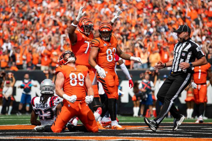 Cincinnati Bengals tight end Drew Sample (89), offensive tackle Orlando Brown Jr. (75), and tig ...