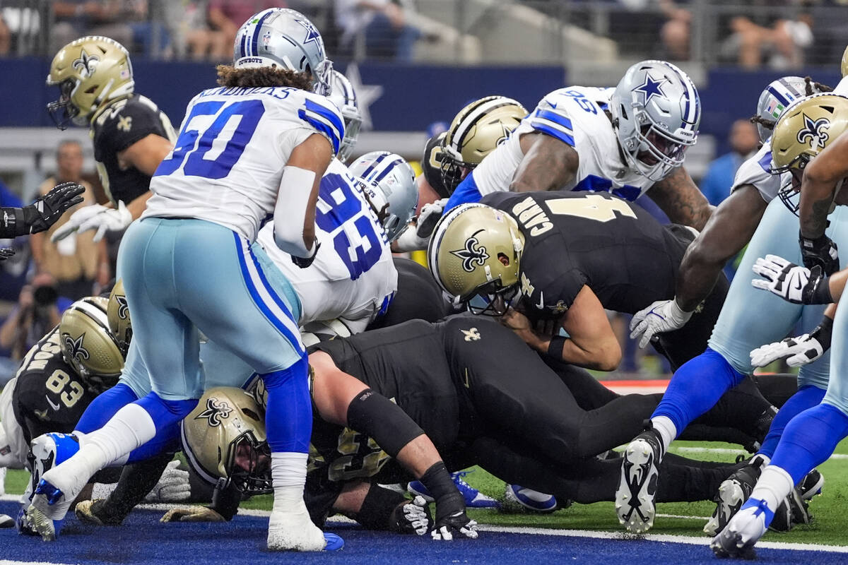 New Orleans Saints quarterback Derek Carr (4) pushes in for a touchdown on a keeper against the ...