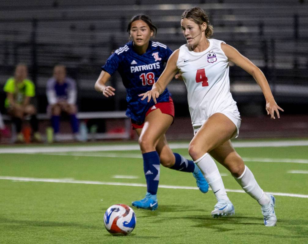 Coronado sophomore Ella Schultz (4) runs around Liberty junior Kaimiinameapono Wills (18) durin ...