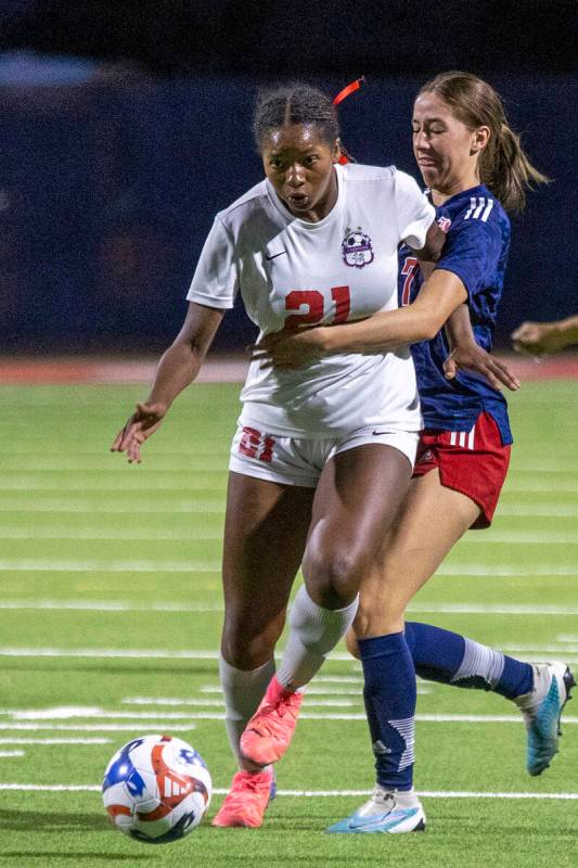 Coronado junior Jazmine Mccallum (21) runs around Liberty senior Nale'a Pomaikai (7) during the ...