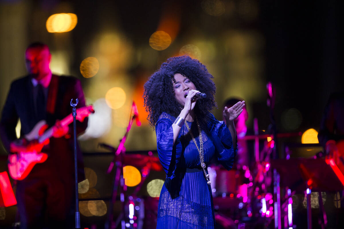 Judith Hill se presenta durante la ceremonia de inauguración del estadio Raiders en Las Vegas, ...