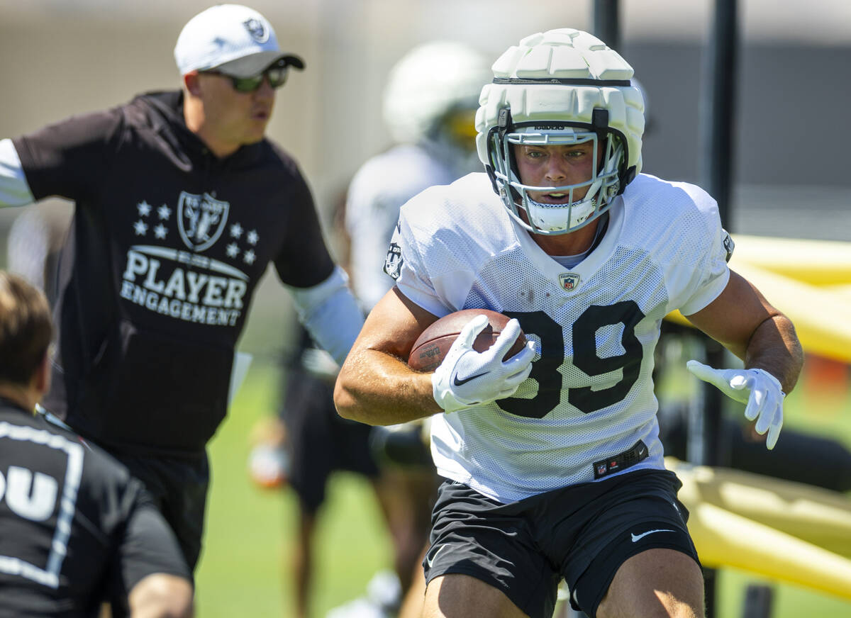 Raiders tight end Brock Bowers (89) looks to cut while running with the ball on a drill during ...