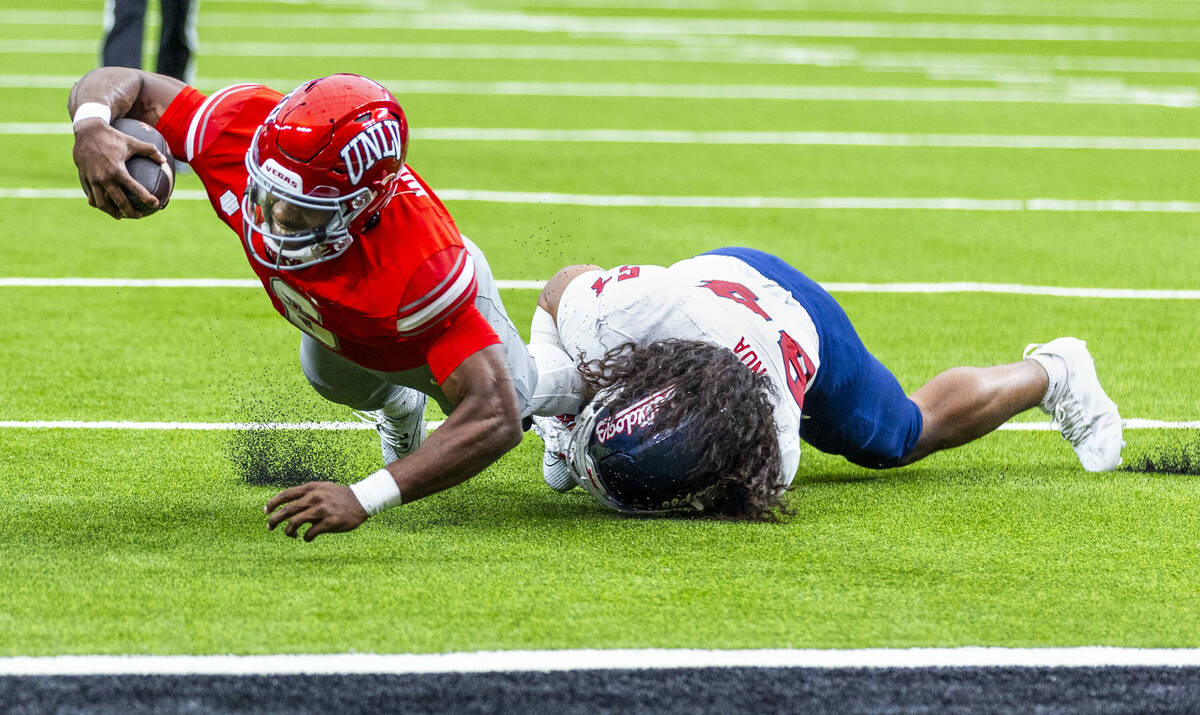 UNLV quarterback Hajj-Malik Williams (6) attempts to dive into the end zone as Fresno State Bul ...