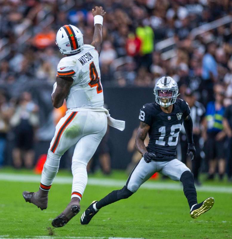 Raiders cornerback Jack Jones (18) closes in as Cleveland Browns quarterback Deshaun Watson (4) ...