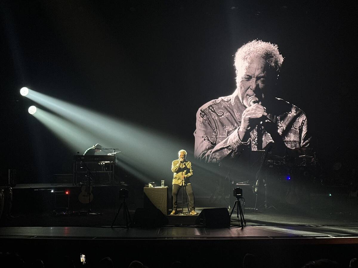 Tom Jones performs for a sold-out crowd at Encore Theater at Wynn Las Vegas on Saturday, Sept. ...