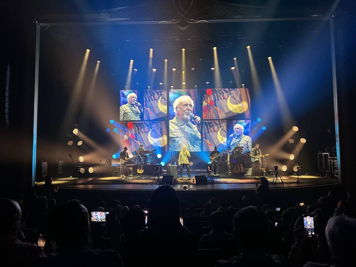 Tom Jones performs for a sold-out crowd at Encore Theater at Wynn Las Vegas on Saturday, Sept. ...