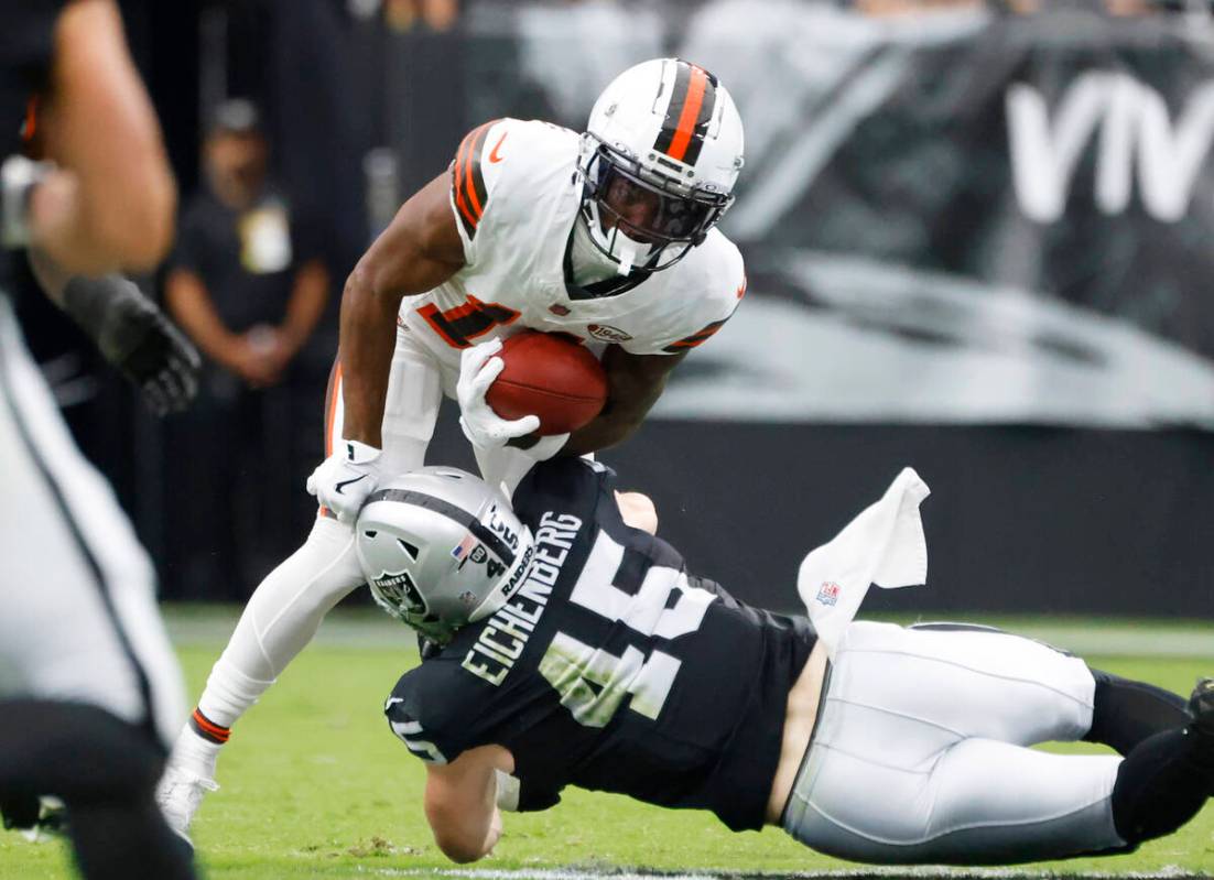 Raiders linebacker Tommy Eichenberg (45) takes down the Cleveland Browns wide receiver James Pr ...