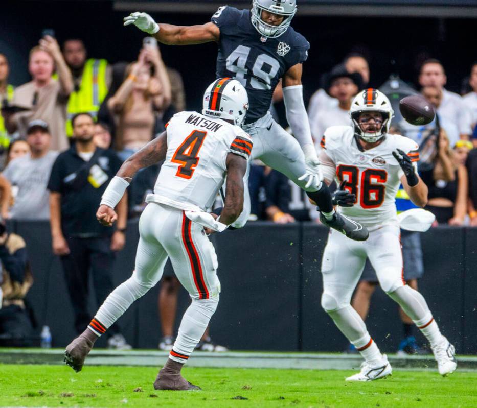 Raiders defensive end Charles Snowden (49) attempts to stop a pass by Cleveland Browns quarterb ...