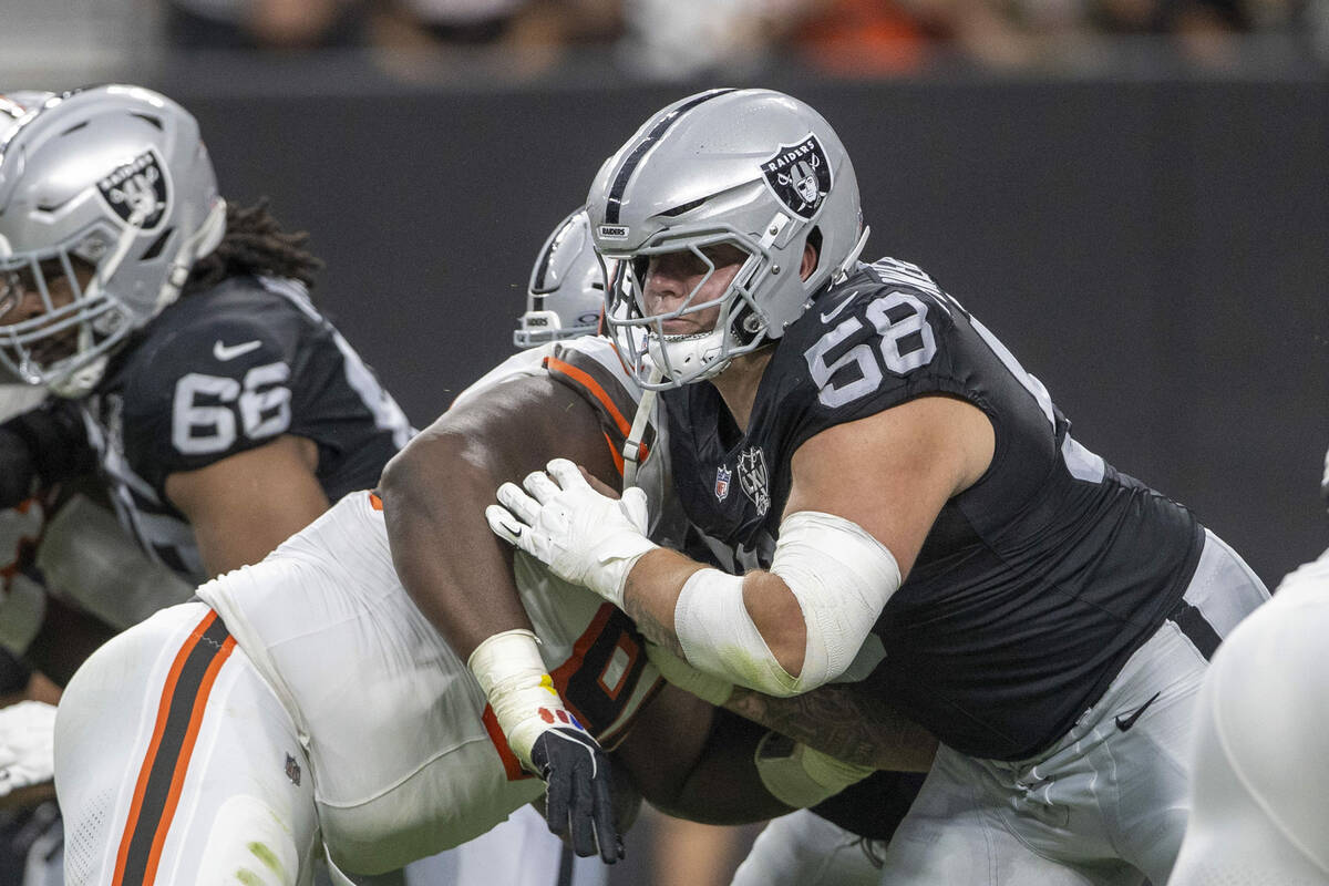 Raiders guard Jackson Powers-Johnson (58) works against Cleveland Browns defensive end Sam Kama ...