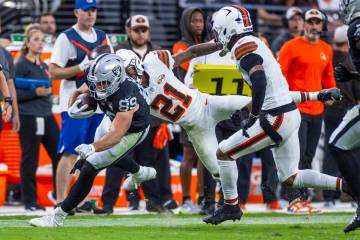 Raiders tight end Brock Bowers (89) avoids a tackle attempt by Cleveland Browns cornerback Denz ...