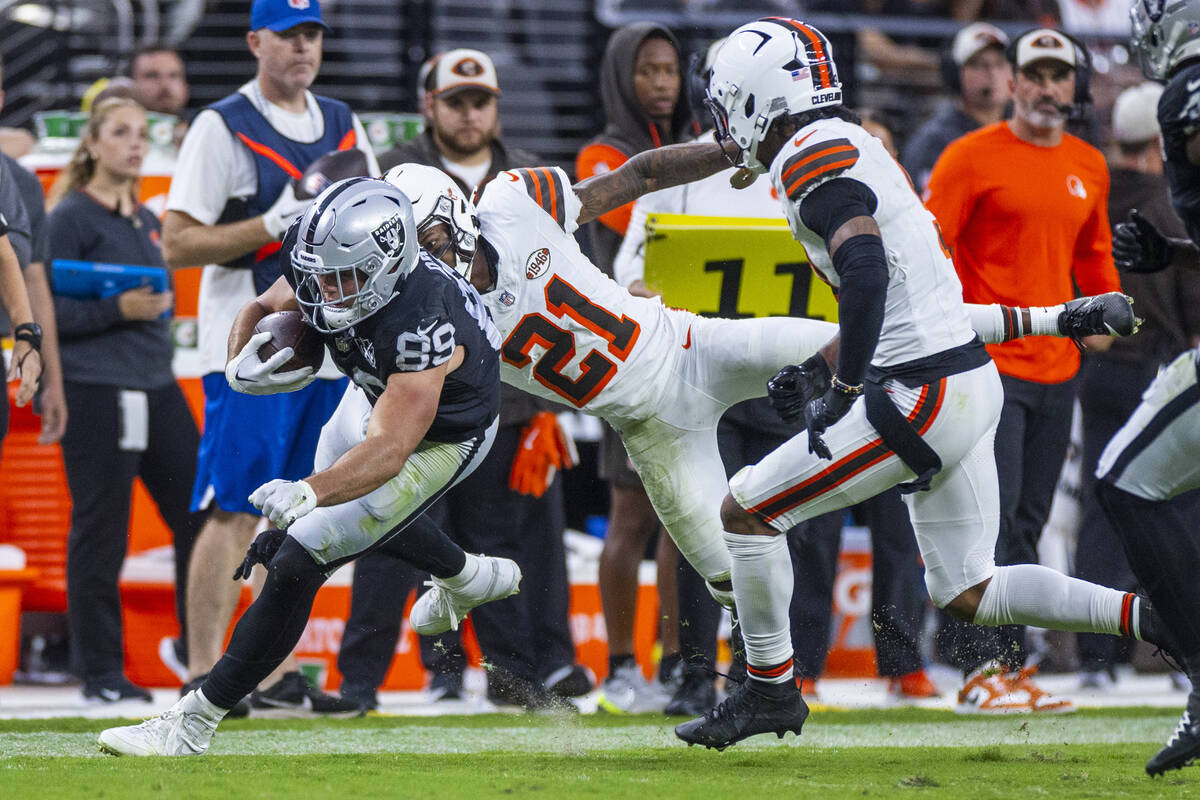 Raiders tight end Brock Bowers (89) avoids a tackle attempt by Cleveland Browns cornerback Denz ...