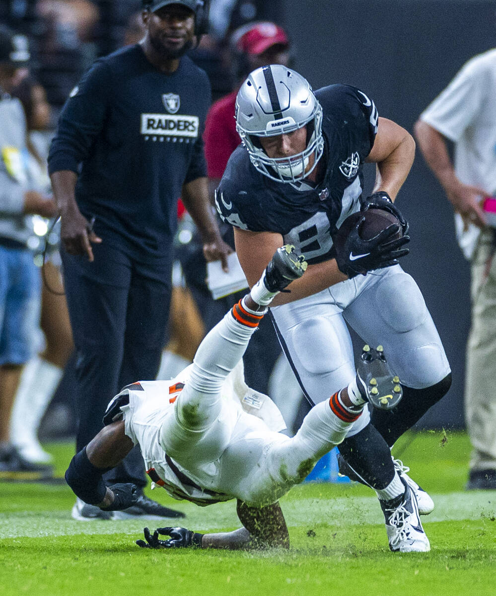 Raiders tight end Harrison Bryant (84) avoid a Cleveland Browns tackle during the second half o ...