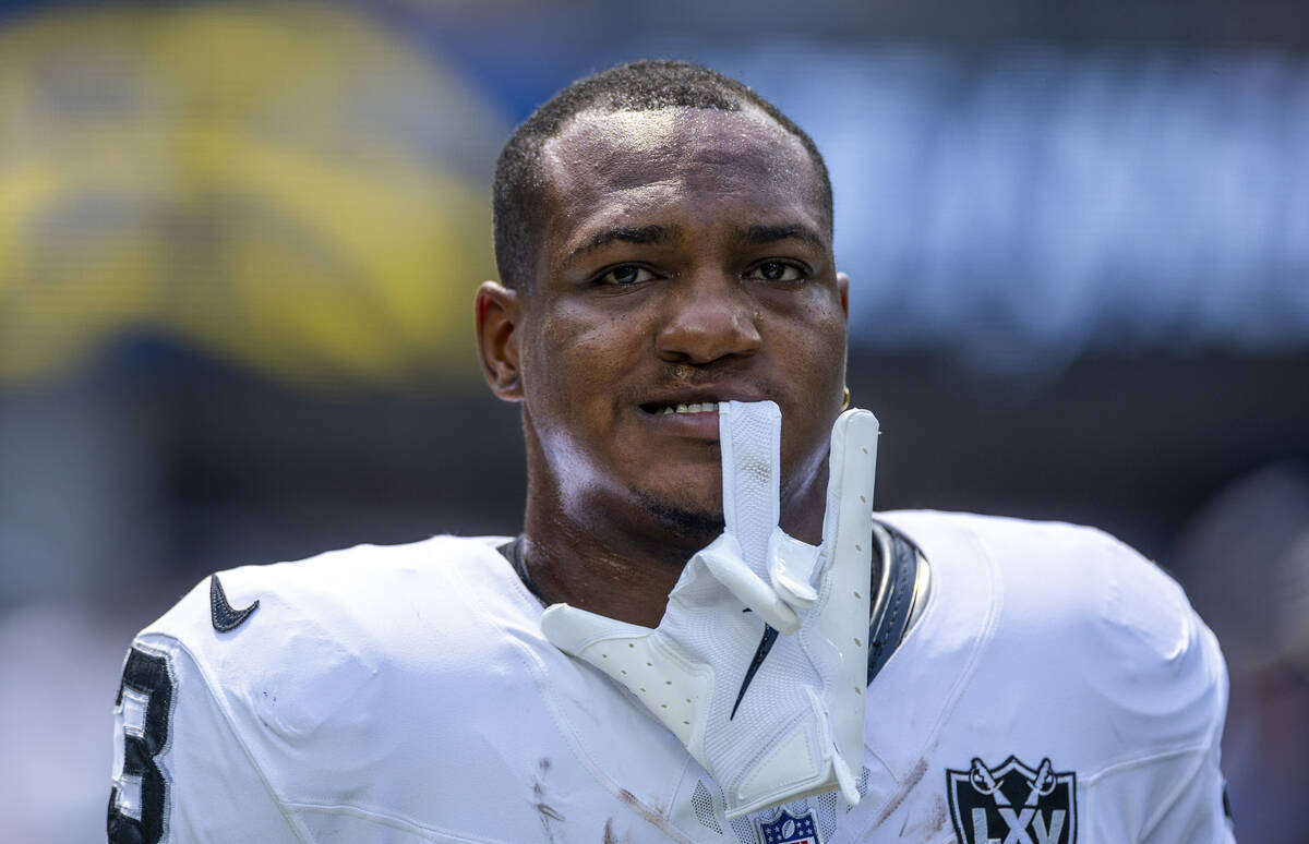 Raiders running back Zamir White (3) looks to the fans as they ready to face the Los Angeles Ch ...