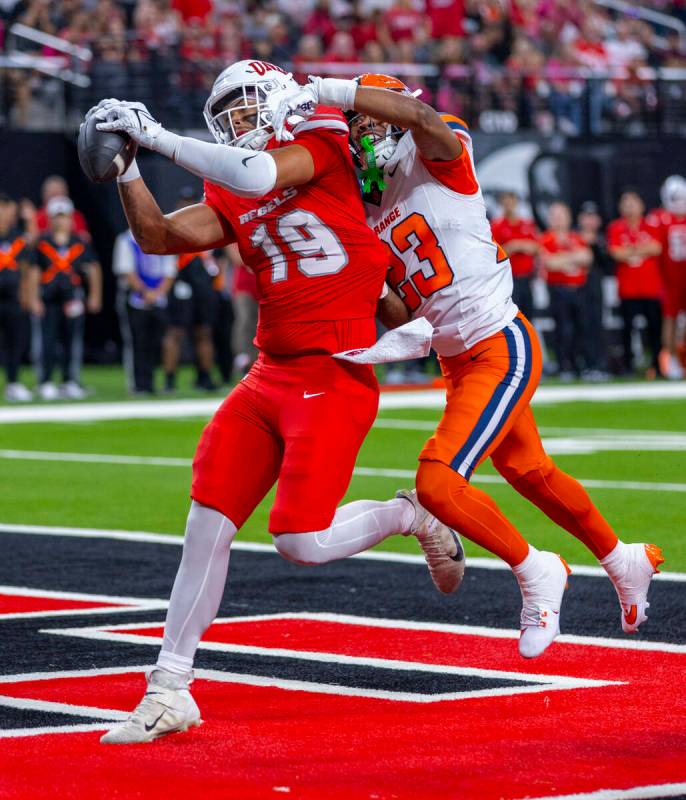 UNLV tight end Kaleo Ballungay (19) catches a touchdown pass over Syracuse Orange defensive bac ...