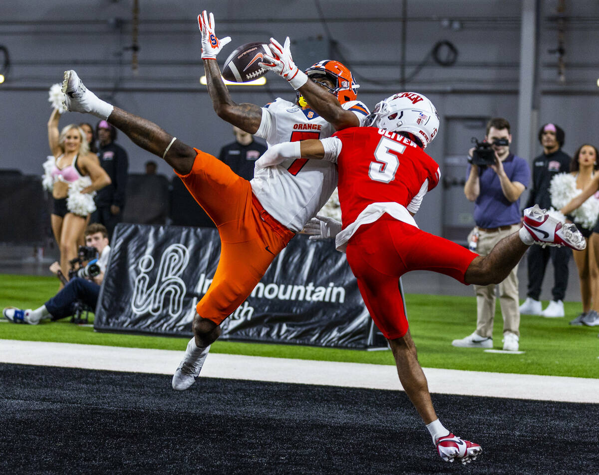 Syracuse Orange wide receiver Jackson Meeks (7) is unable to secure a touchdown reception after ...