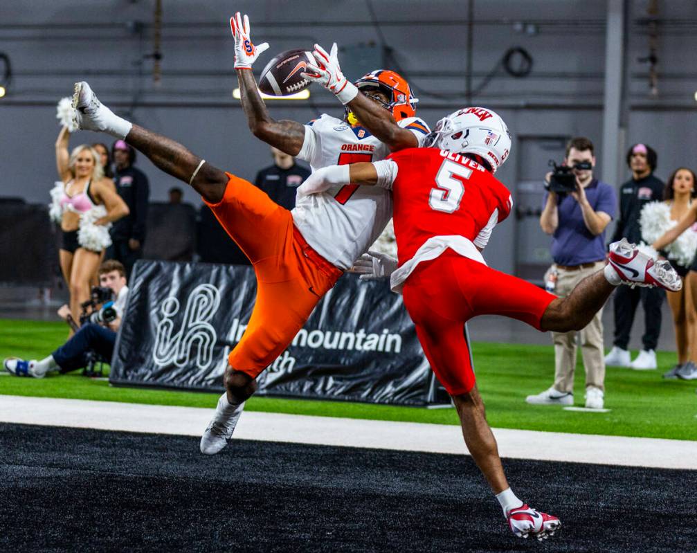 Syracuse Orange wide receiver Jackson Meeks (7) is unable to secure a touchdown reception after ...